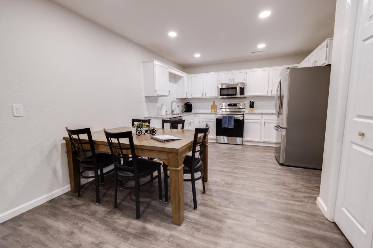 Trailside Townhouse - Close To Downtown & Bike Trails Bentonville Exterior photo
